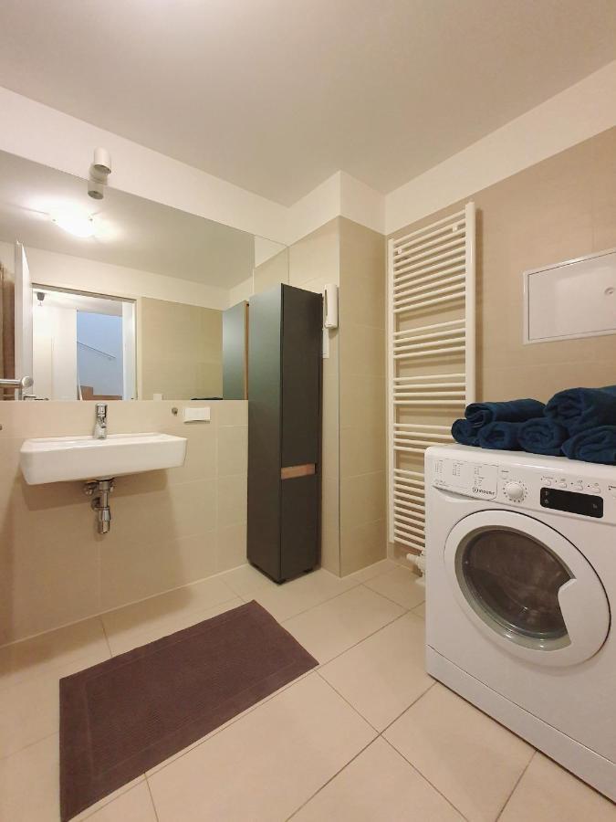 Near Lake Two Bedroom Duplex Apartment 비엔나 외부 사진