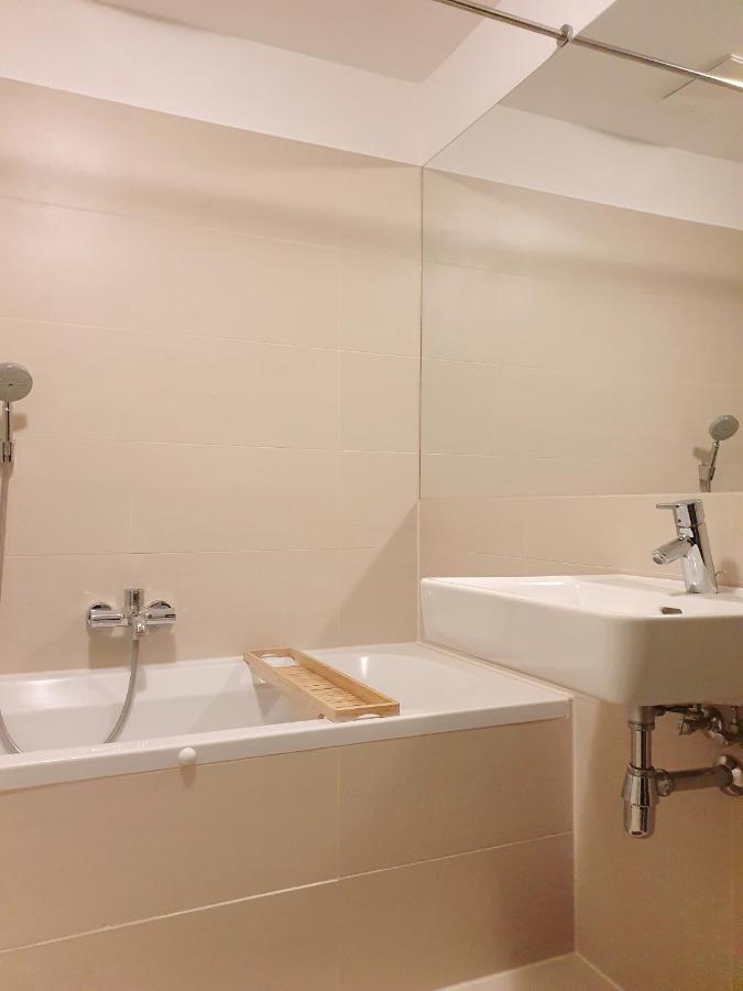 Near Lake Two Bedroom Duplex Apartment 비엔나 외부 사진